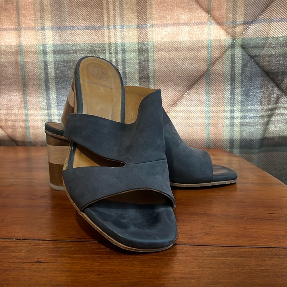 Coclico navy leather wooden heel